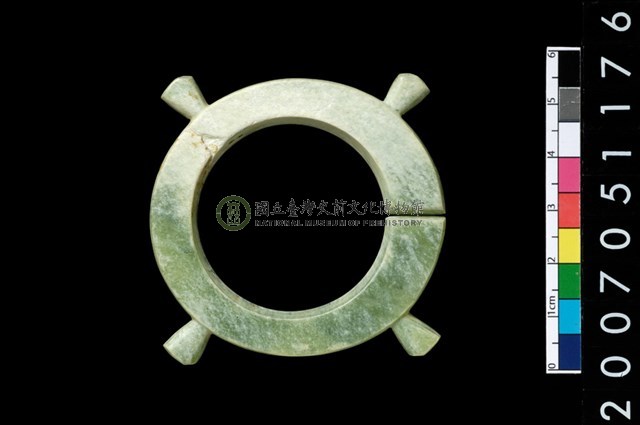 帶四突起玦形耳飾