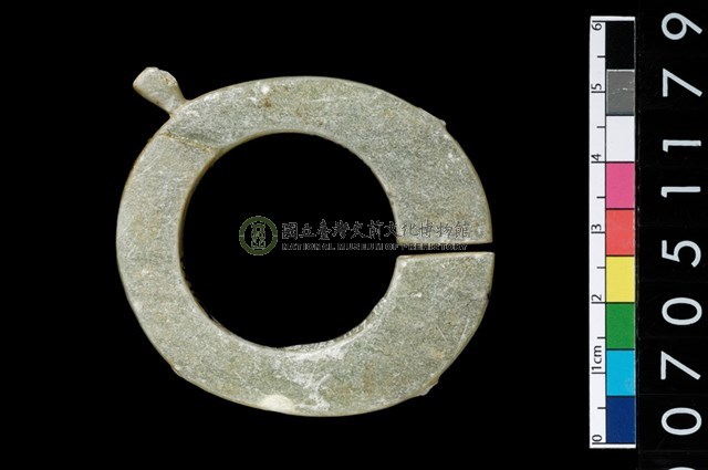 帶四突起玦形耳飾