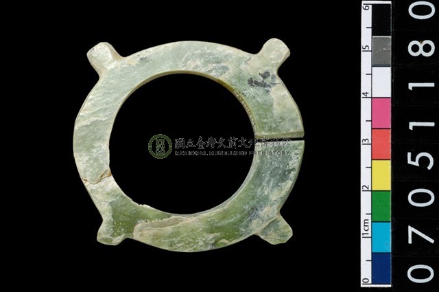 帶四突起玦形耳飾