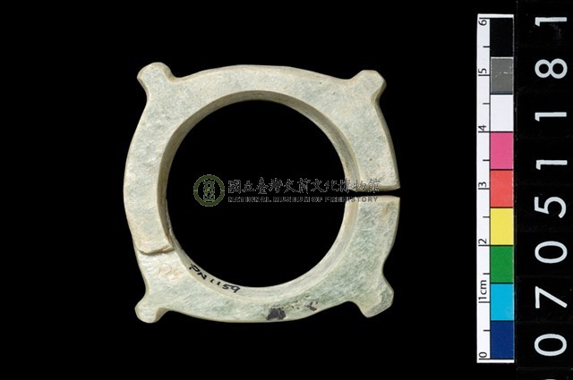 帶四突起玦形耳飾