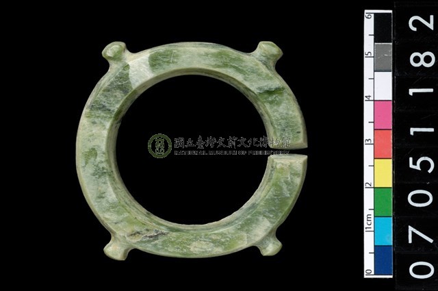 帶四突起玦形耳飾