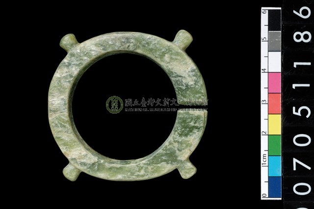 帶四突起玦形耳飾