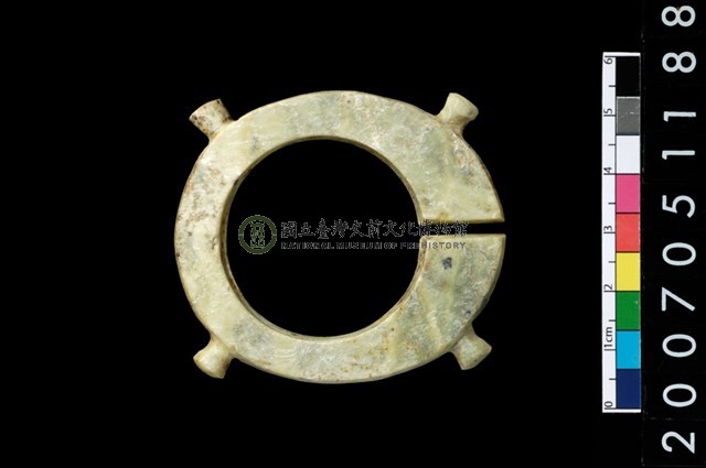 帶四突起玦形耳飾