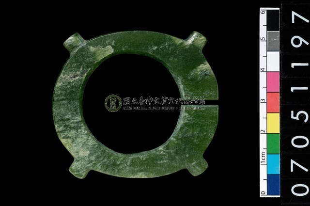 帶四突起玦形耳飾