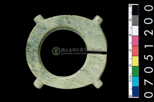 帶四突起玦形耳飾