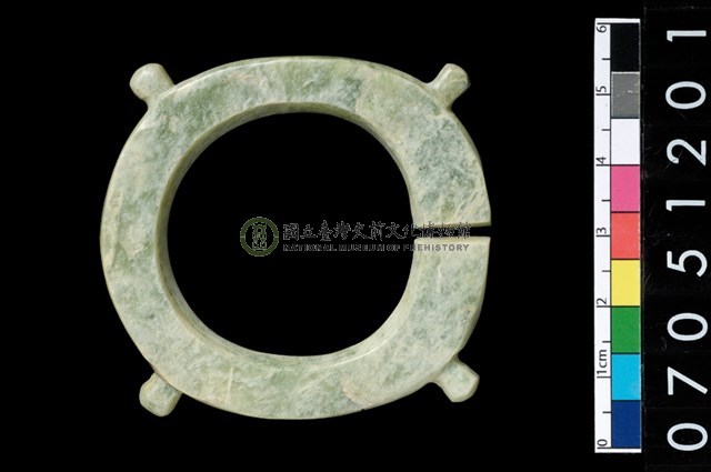 帶四突起玦形耳飾