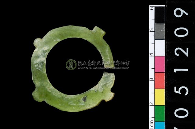 帶四突起玦形耳飾