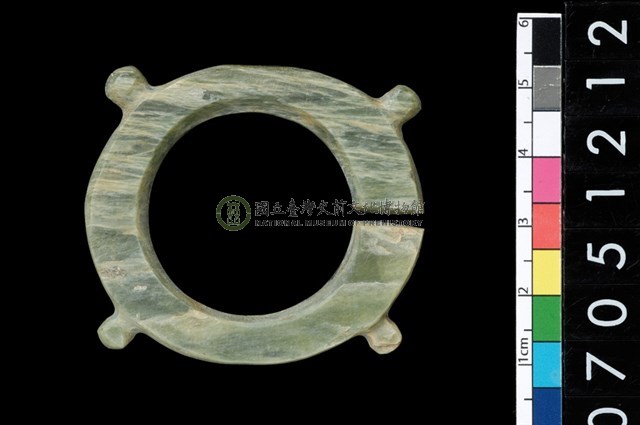 帶四突起玦形耳飾