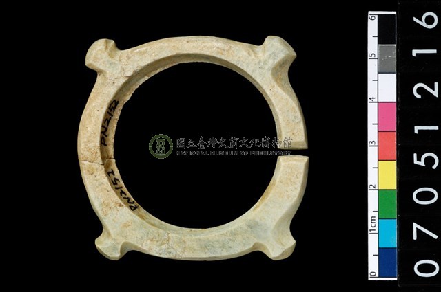 帶四突起玦形耳飾