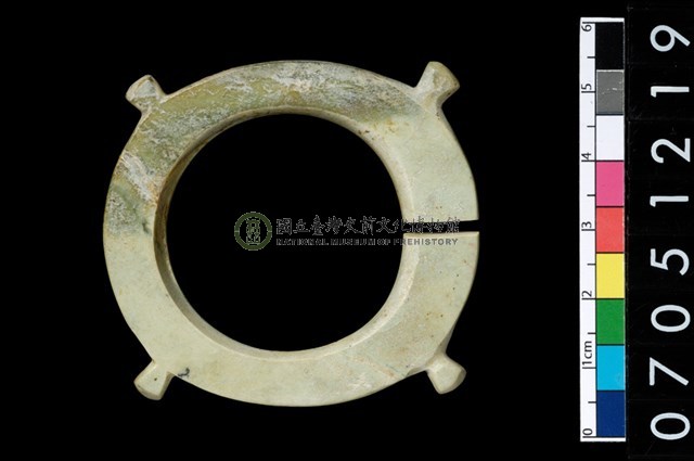 帶四突起玦形耳飾
