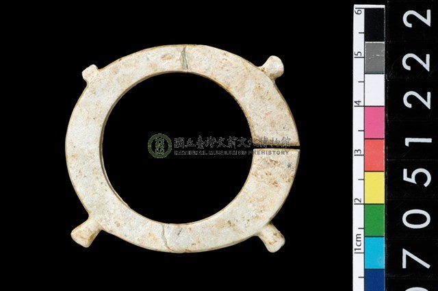 帶四突起玦形耳飾