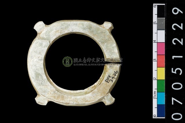 帶四突起玦形耳飾