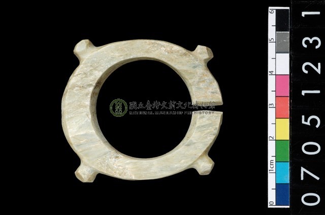帶四突起玦形耳飾