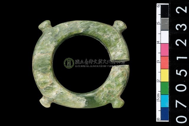 帶四突起玦形耳飾