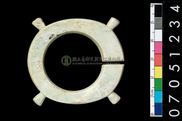 帶四突起玦形耳飾