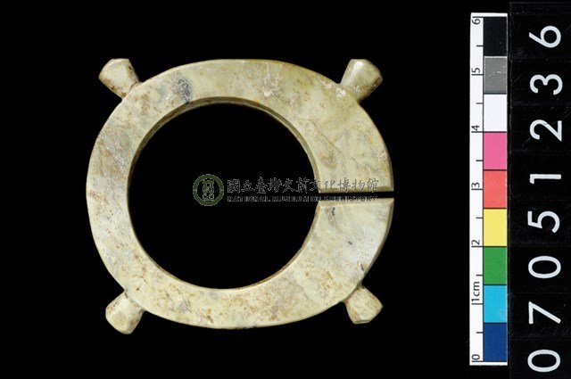 帶四突起玦形耳飾