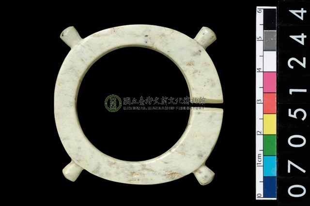 帶四突起玦形耳飾