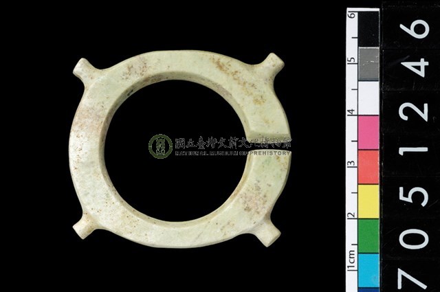 帶四突起玦形耳飾
