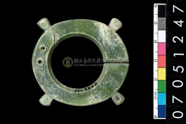 帶四突起玦形耳飾