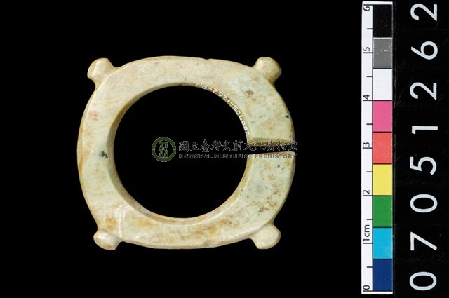 帶四突起玦形耳飾