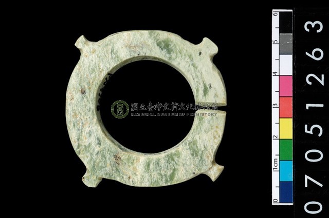 帶四突起玦形耳飾