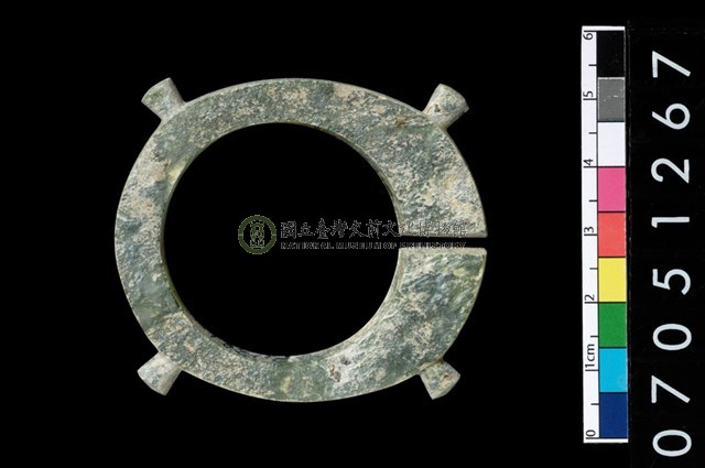 帶四突起玦形耳飾