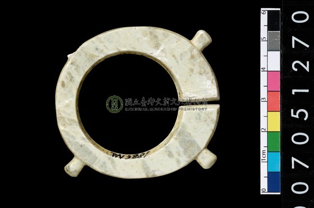帶四突起玦形耳飾