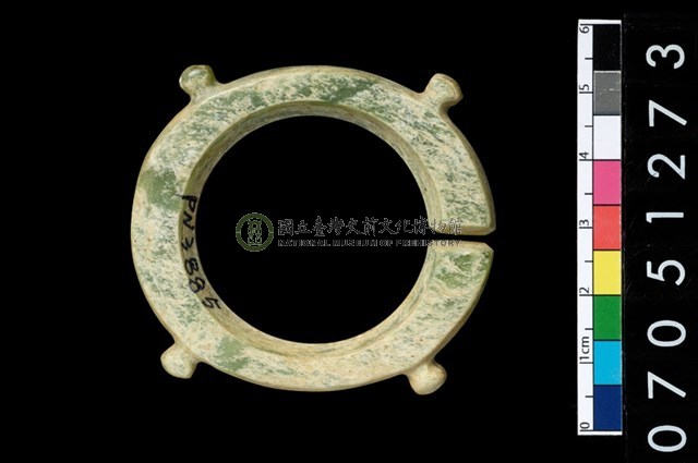 帶四突起玦形耳飾