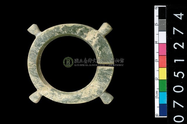 帶四突起玦形耳飾