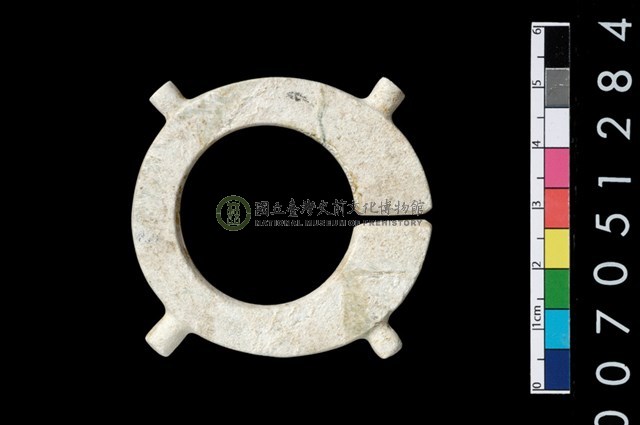 帶四突起玦形耳飾