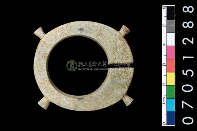 帶四突起玦形耳飾