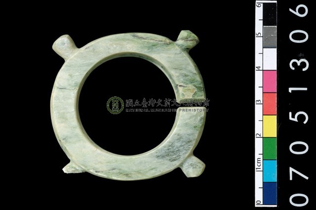 帶四突起玦形耳飾
