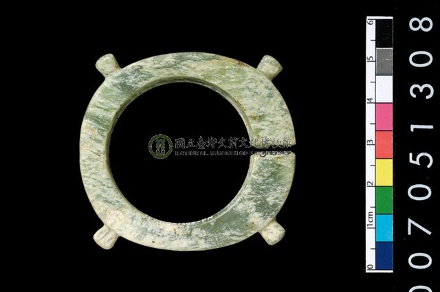 帶四突起玦形耳飾