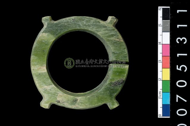 帶四突起玦形耳飾