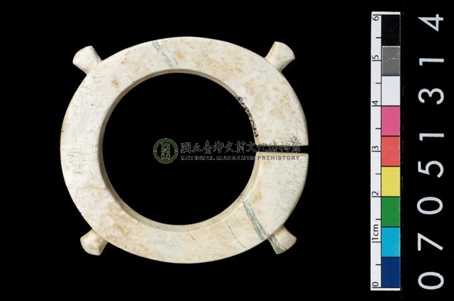 帶四突起玦形耳飾
