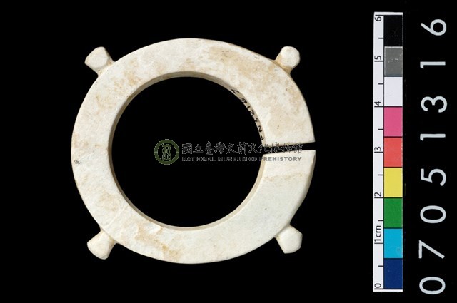 帶四突起玦形耳飾