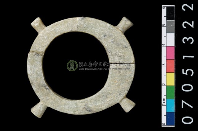 帶四突起玦形耳飾