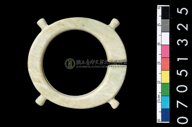 帶四突起玦形耳飾