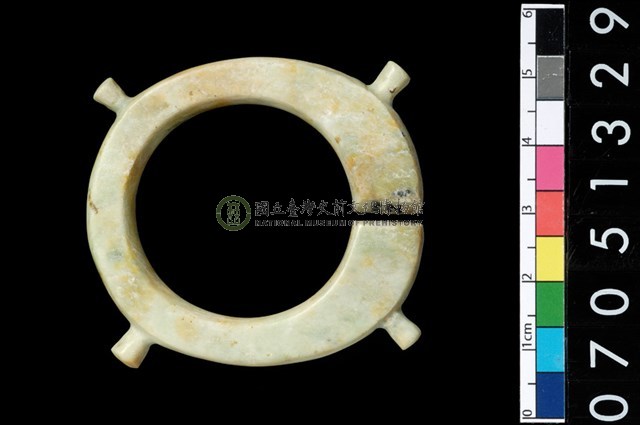 帶四突起玦形耳飾