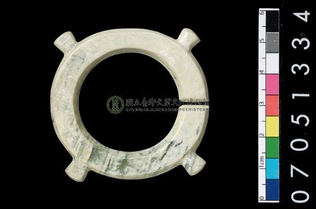帶四突起玦形耳飾