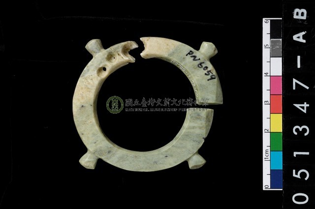 帶四突起玦形耳飾