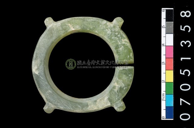 帶四突起玦形耳飾