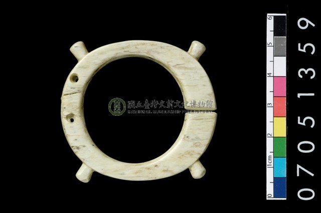 帶四突起玦形耳飾