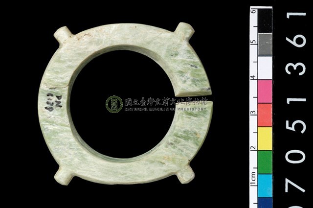 帶四突起玦形耳飾