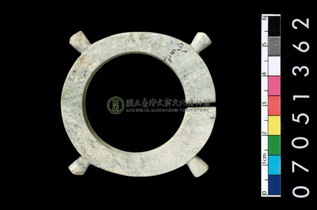 帶四突起玦形耳飾