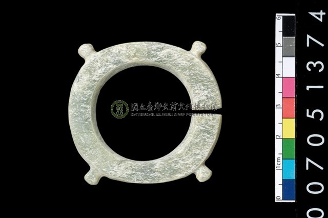 帶四突起玦形耳飾