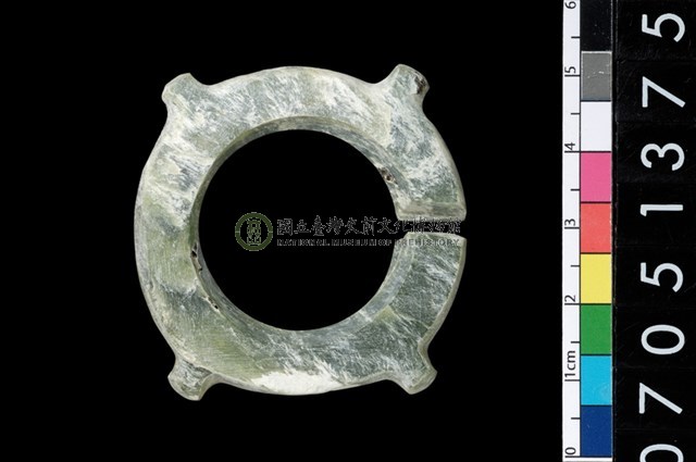 帶四突起玦形耳飾