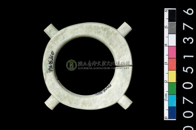 帶四突起玦形耳飾