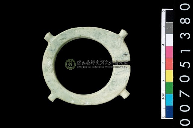 帶四突起玦形耳飾