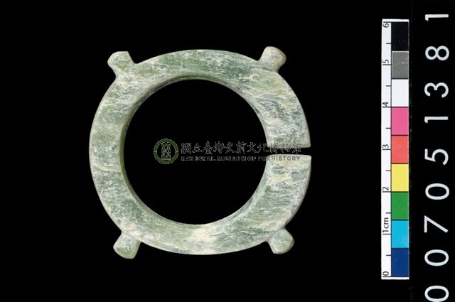 帶四突起玦形耳飾